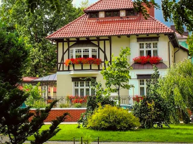 Немецкая вилла с черепичной крышей в районе Амалиенау